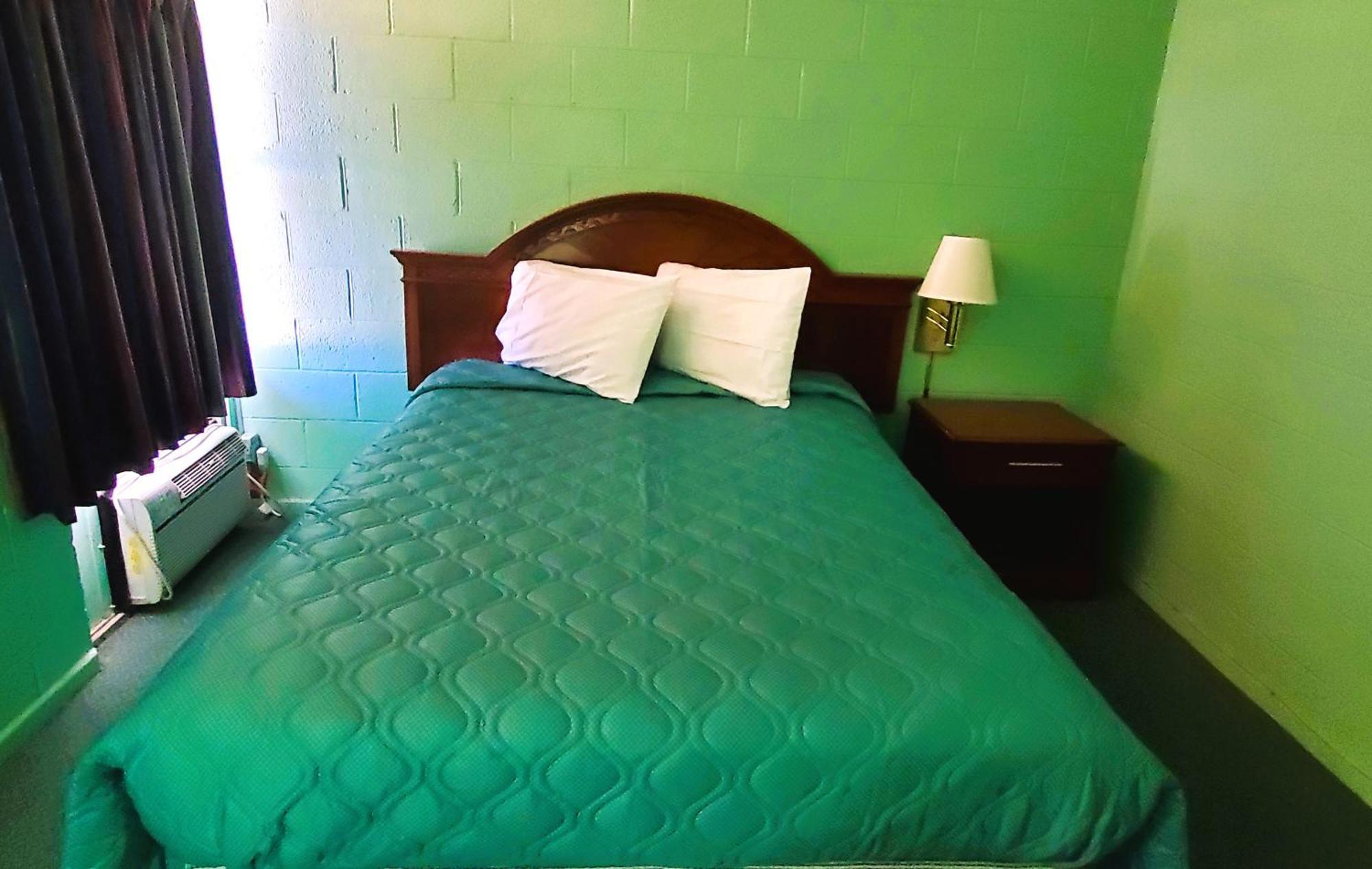 سونورا Holiday Host Motel & Rv Park المظهر الخارجي الصورة