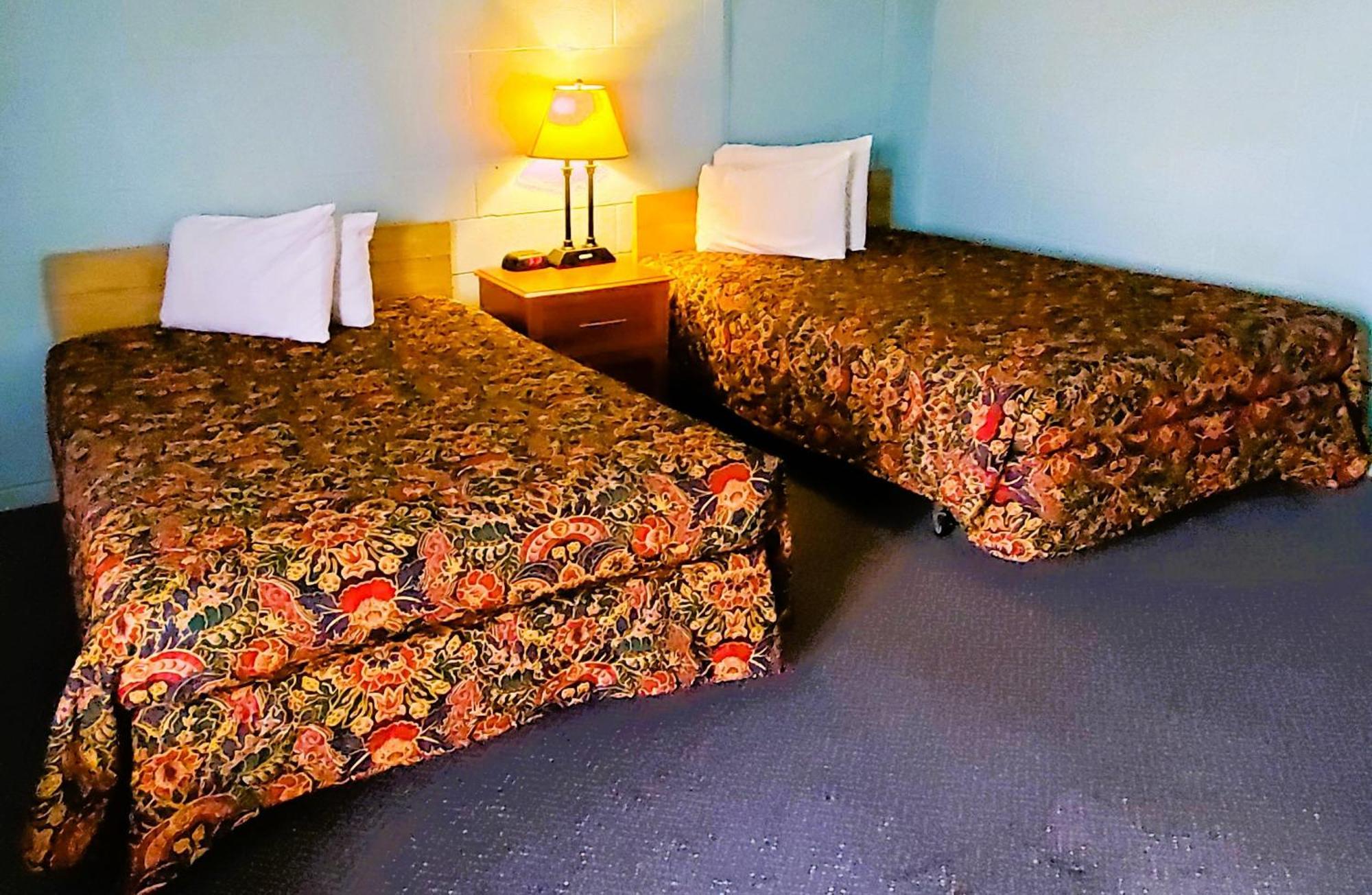 سونورا Holiday Host Motel & Rv Park المظهر الخارجي الصورة